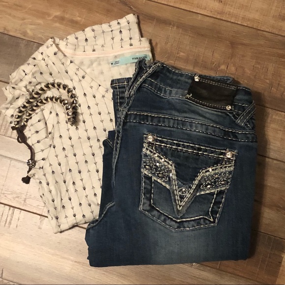 Distressed blue jeans 👖 - Picture 3 of 6